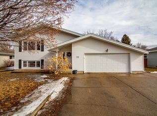 1611 E Omaha Dr, Bismarck, ND 58504