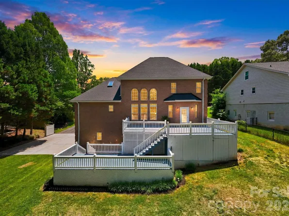 1245 34th Ave NE, Hickory, NC 28601