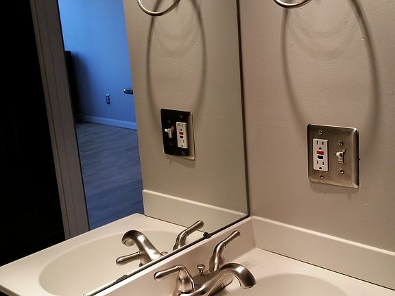 3rd image of 310 W 6th St APT 105