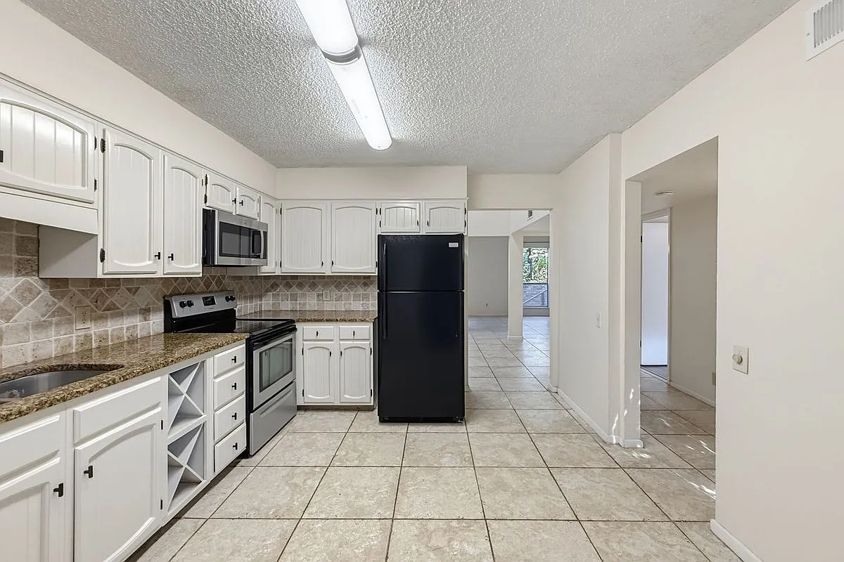3 bed, 2.5 bath, 1996 sqft, $2,200 — Photo 2