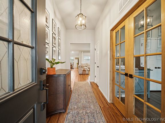 5th image of 3126 W Albuquerque Pl
