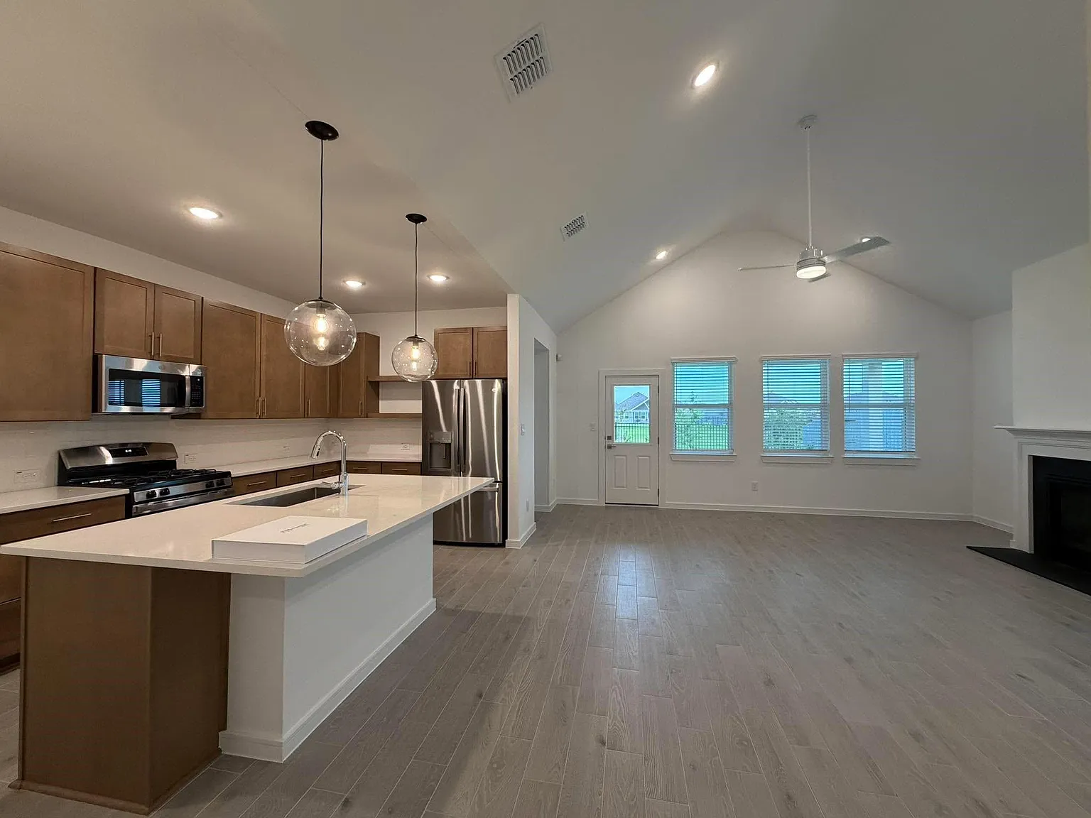 4 bed, 3.0 bath, 2121 sqft, $2,600 — Photo 1