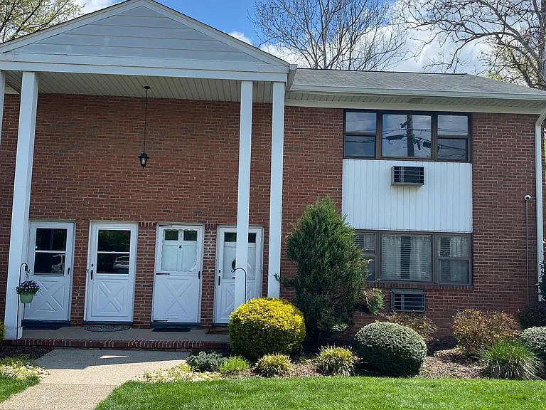 1 Colonial Dr #1B — Photo 1