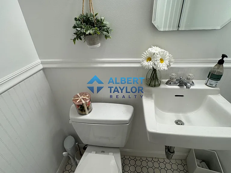 1942 Beacon St #1 — Photo 14