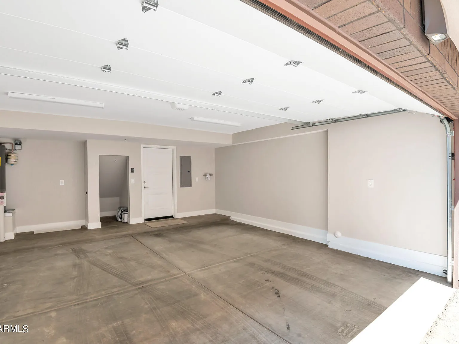 3 bed, 3.5 bath, 1900 sqft, $3,750 — Photo 2