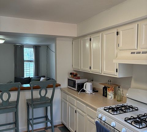 3rd image of 415 S Chapel St