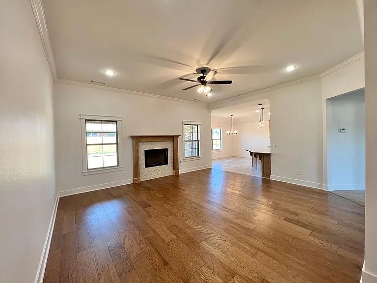 975 Sugar Pine St — Photo 2