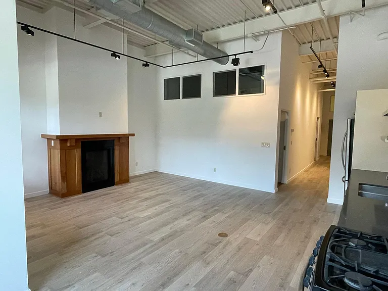 231 Robinson St #202 — Photo 2