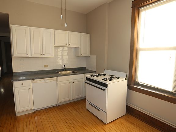 2nd image of 1927 W Schiller St APT 3R