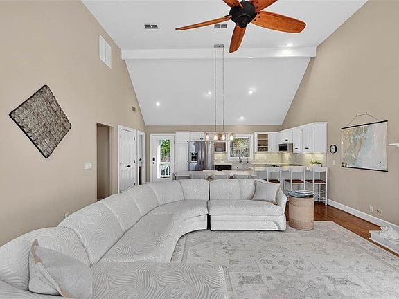4th image of 1034 Heron Pl NE