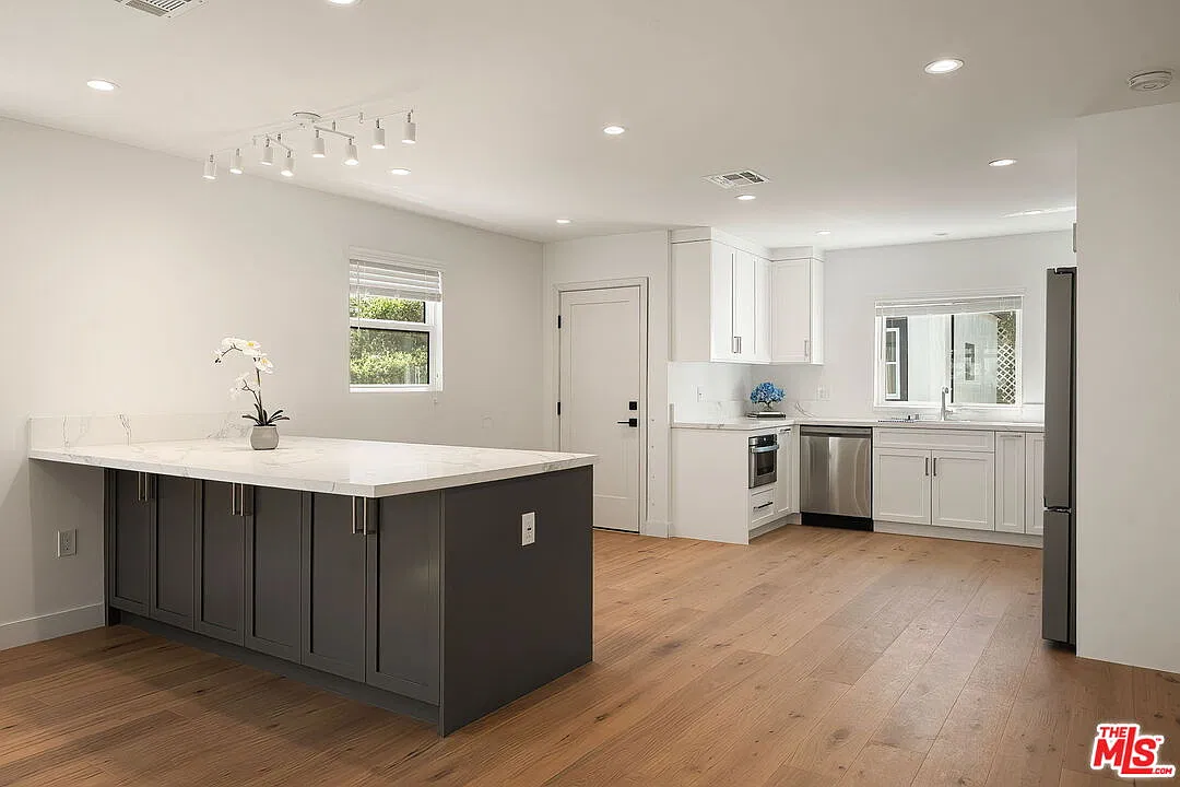 3 bed, 3.5 bath, 1957 sqft, $15,000 — Photo 4