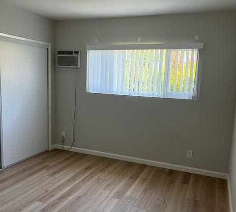 5th image of 4188 Greenbush Ave #1A