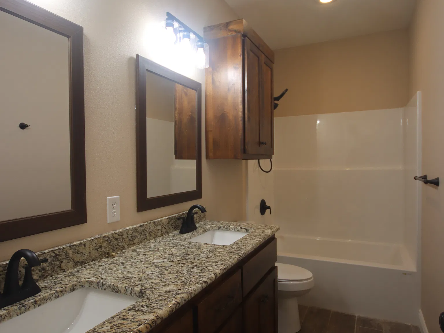 3 bed, 2860 sqft, $2,550 — Photo 2