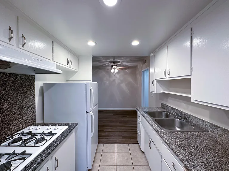 241 S Hudson Ave #12 — Photo 9
