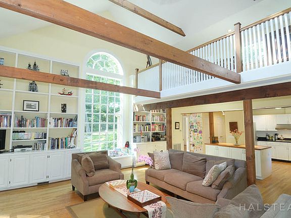 3rd image of 108 Tobys Ln