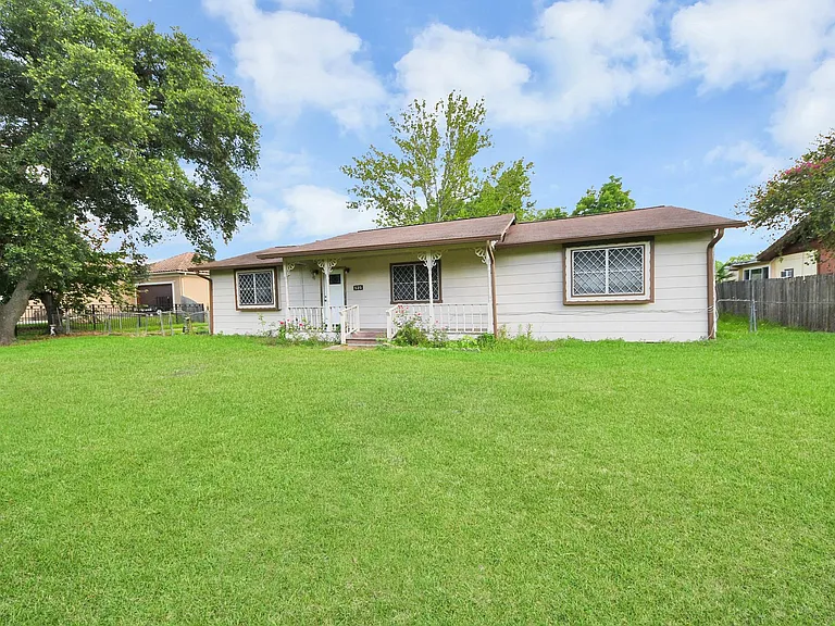 535 Pampa St — Photo 9