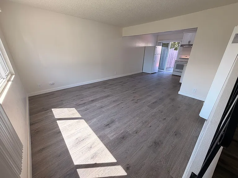 South Garden Apartments — Photo 3