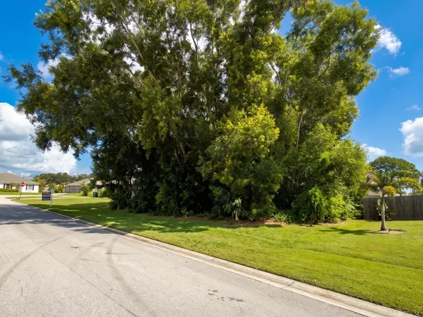 2209 SE FRIENDSHIP Street, Port St Lucie, FL 34952