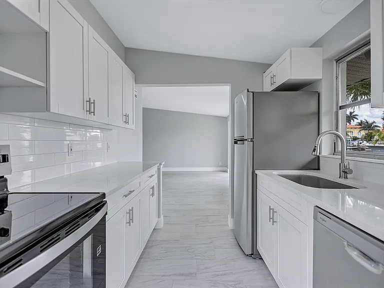 325 Capri Blvd — Photo 44