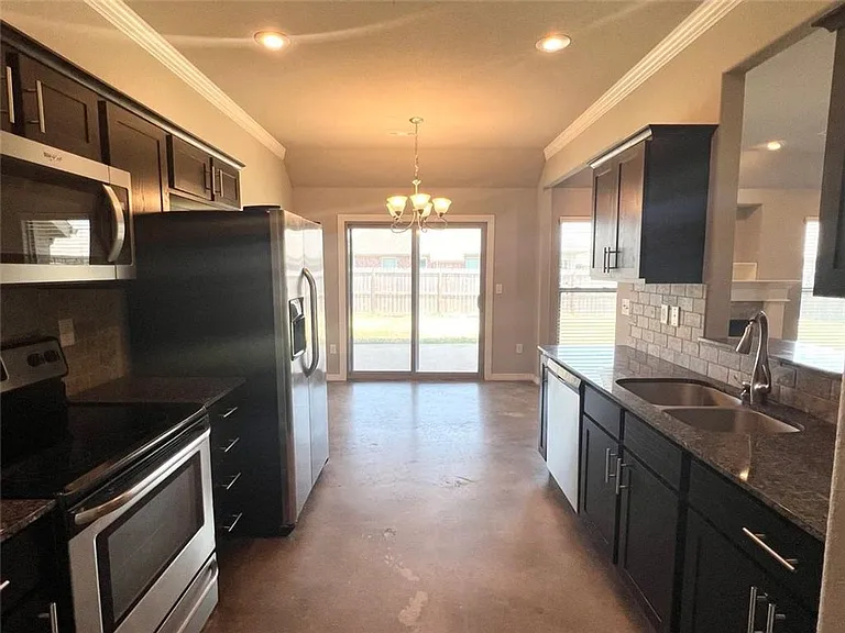 211 Genoa Way — Photo 6