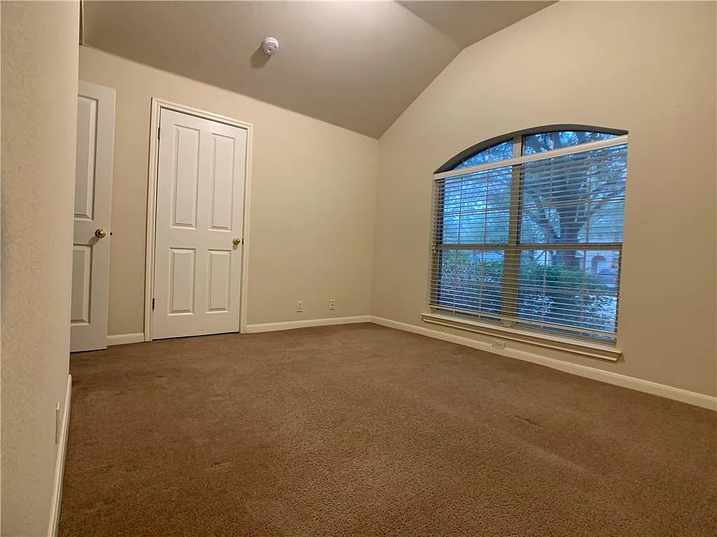 3 bed, 2.0 bath, 1772 sqft, $2,600 — Photo 4