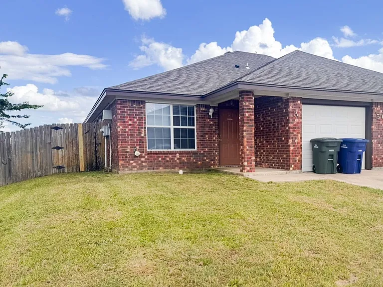 502 Bermuda — Photo 1