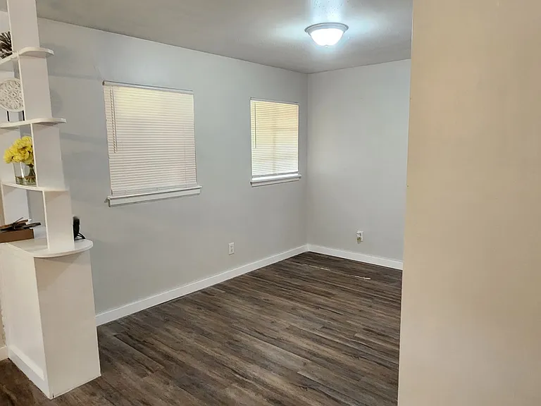 1124 Wright St — Photo 3