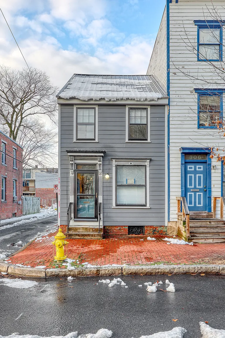 304 Boas St photo 1