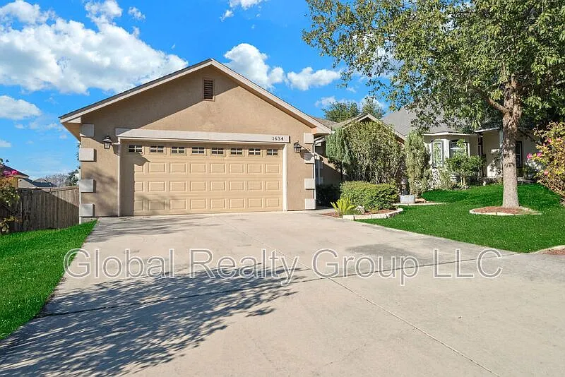 3 bed, 2.0 bath, 1639 sqft, $1,950 — Photo 2