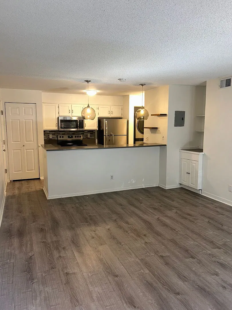 Short-Term Rental Opportunity - 6 Month Lease Available! Updated 1 bedroom, 1 bathroom Littleton ... — Photo 1