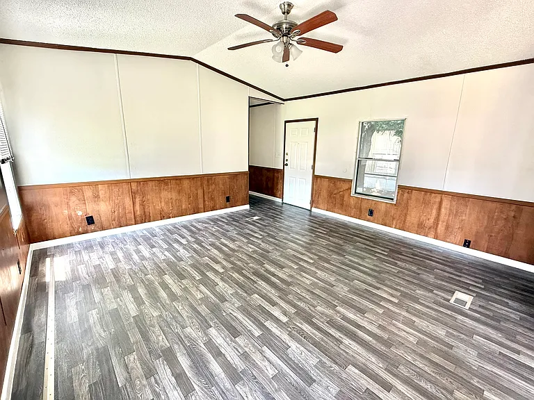 521 E Veterans Memorial Blvd #327 — Photo 8