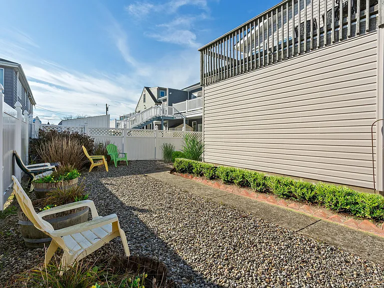 606 W Beach Ave — Photo 48