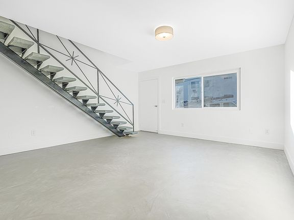 2nd image of 728 N Milwaukee Ave