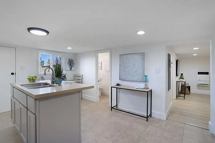 2 bed, 700 sqft, $2,300 — Photo 4