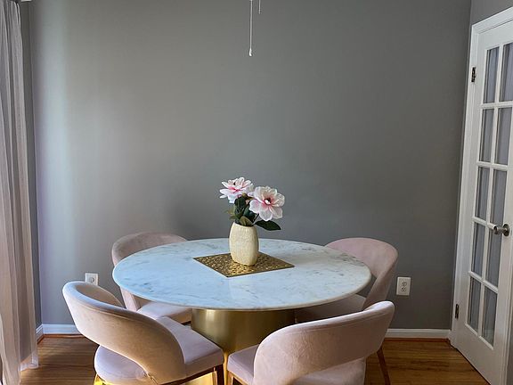 Kitchen sitting area