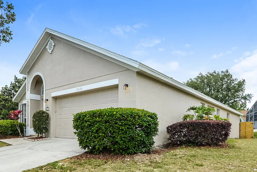 4 bed, 2.0 bath, 1840 sqft, $2,500 — Photo 2