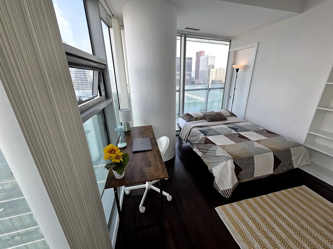 Premium Flex Room - York St & Bremner Blvd — Photo 2