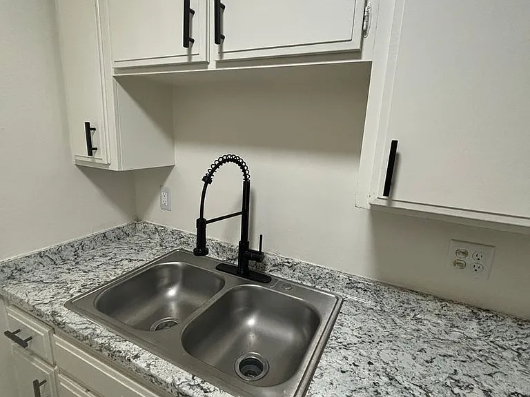 WOODCREST APARTMENTS — Photo 44