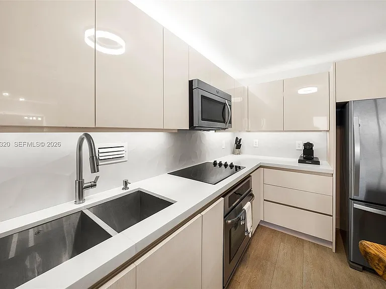 2301 Collins Ave #1129 — Photo 7