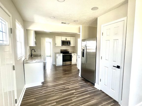 4th image of 125 Robinwood Cir