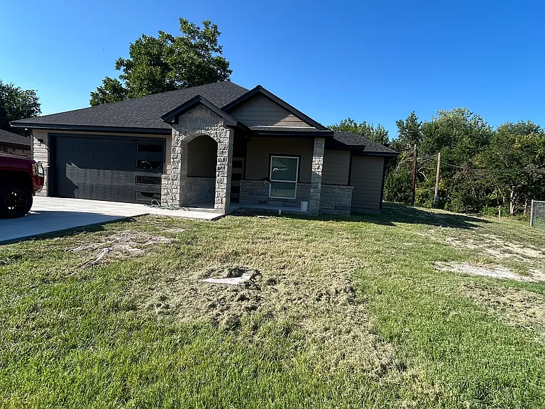 2206 E Avenue G — Photo 9