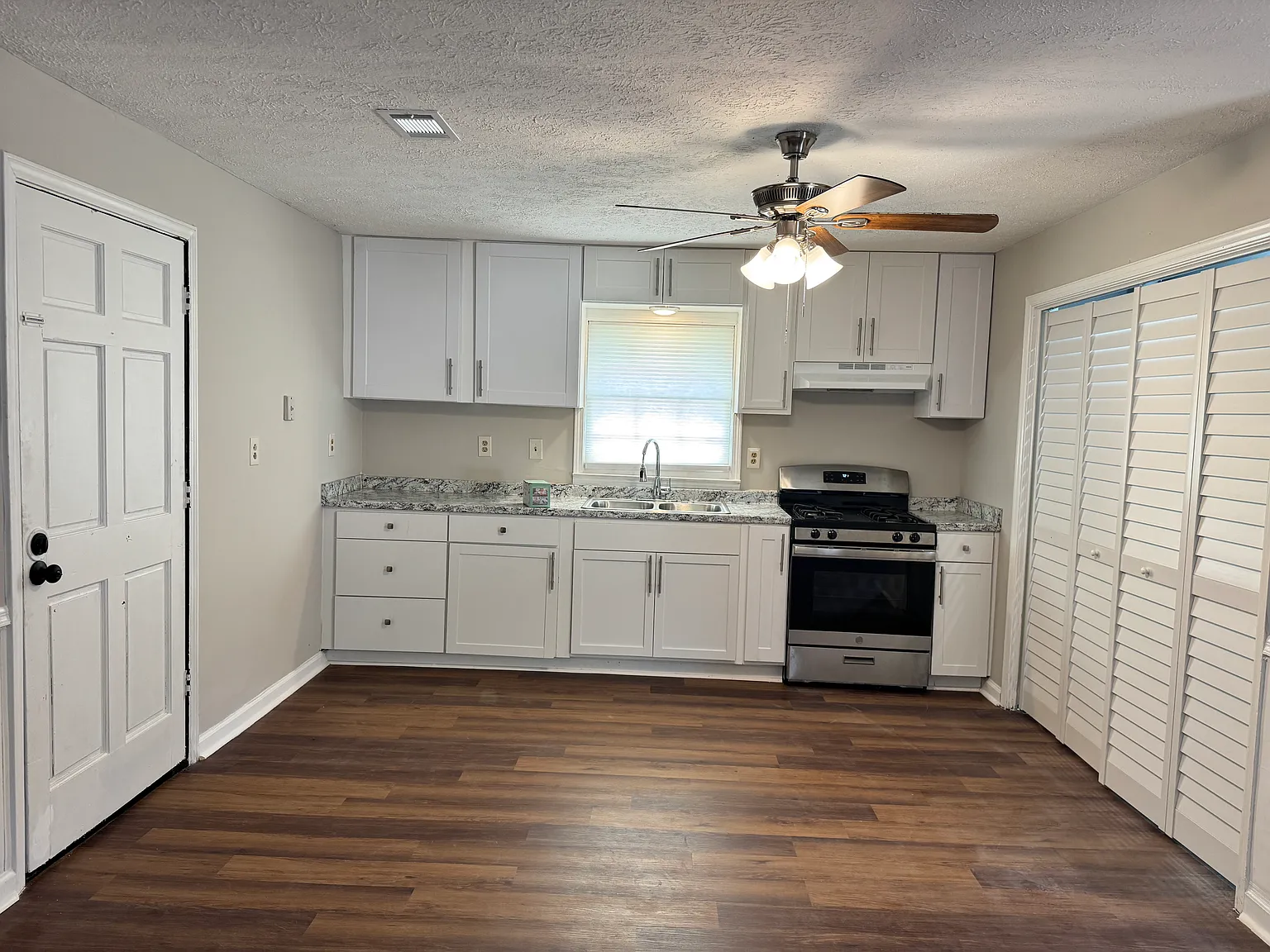 2 bed, 900 sqft, $1,400 — Photo 3