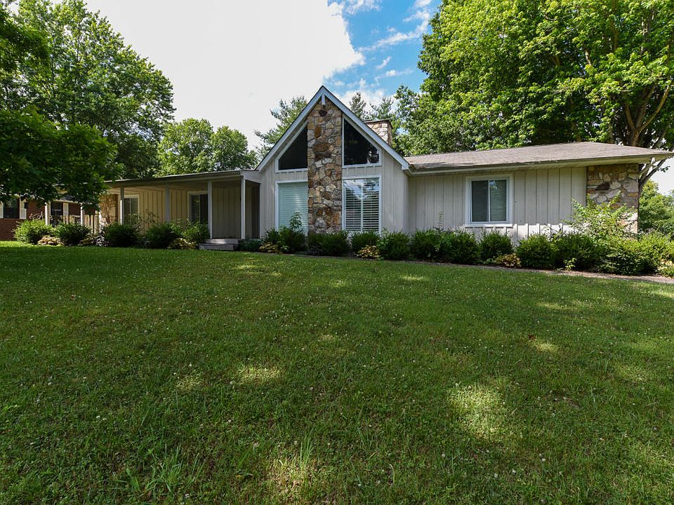 1st image of 2211 Canterbury Cir