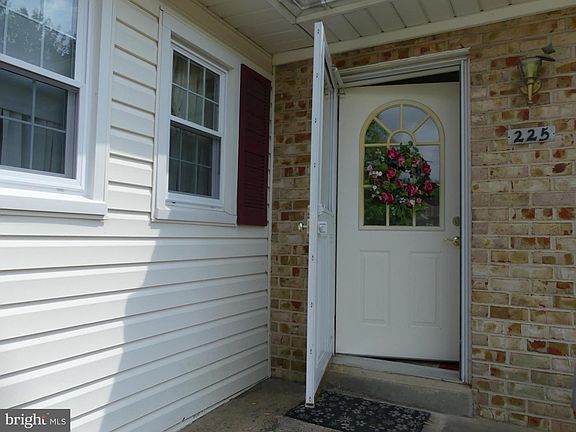 2nd image of 225 Bond Ave