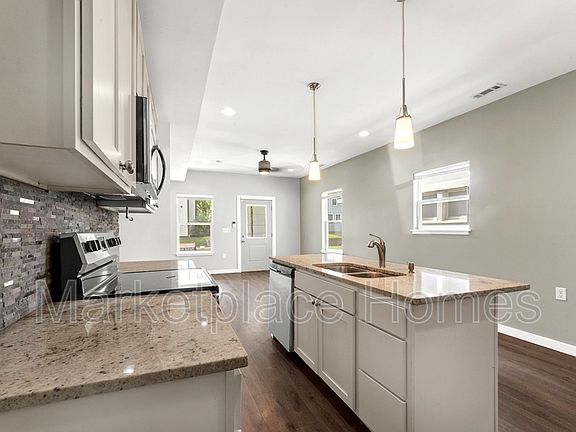 4th image of 1011 N Harlan St
