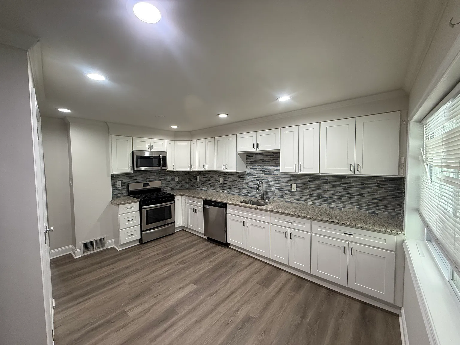 4 bed, 1.5 bath, 2351 sqft, $2,795 — Photo 4