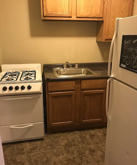 Hickman Plaza Apartments / 915 E. Elm Street — Photo 1