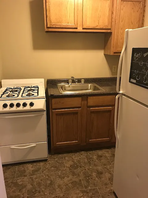 Hickman Plaza Apartments / 915 E. Elm Street