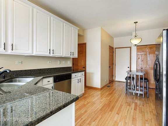 5th image of 18120 Lake Shore Dr