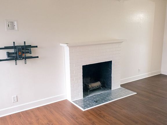 4th image of 1370 Hollyburne Ave